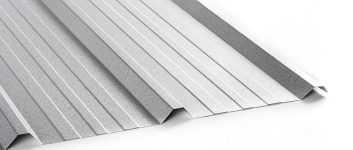 Fabricadas na qualidade Galvalume® no formato trapezoidal e ondulado, na medida exata da sua necessidade. Também fabricado em rolos de até 1000kg para aplicação em calhas e demais fechamentos.